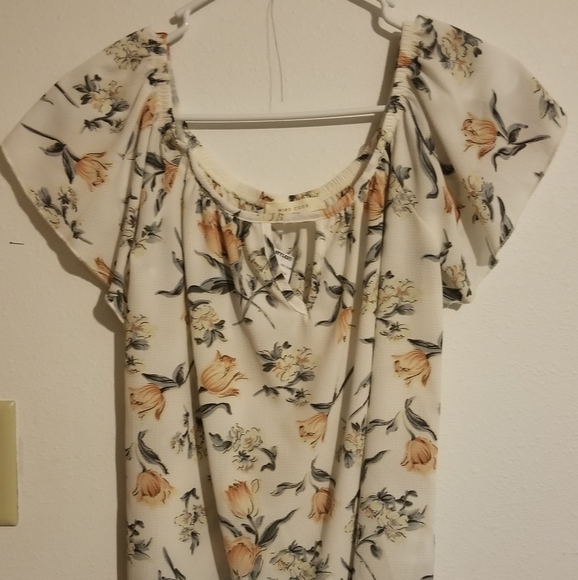 White floral blouse/top - Picture 2 of 2